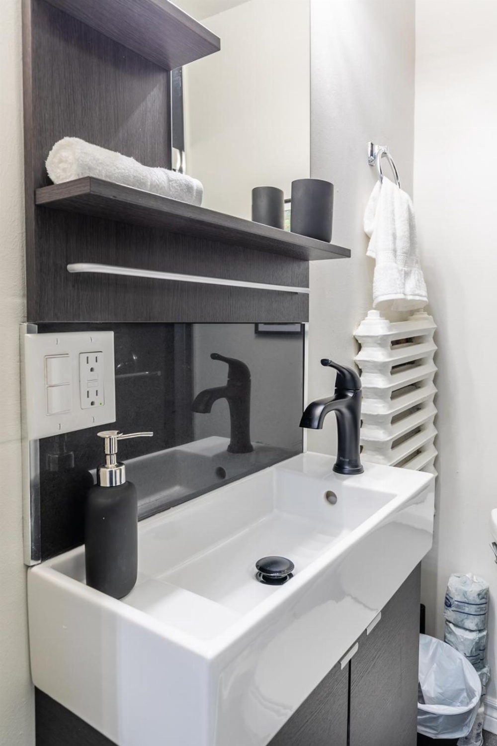 Upscale Studio - Boutique Apartment - PRIME Downtown Location! Main image